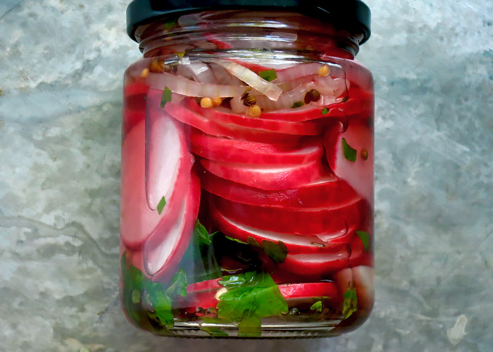 Eingelegte Radieschen-Pickles, süß-sauer mit rosa Pfeffer – DIE SEE KOCHT