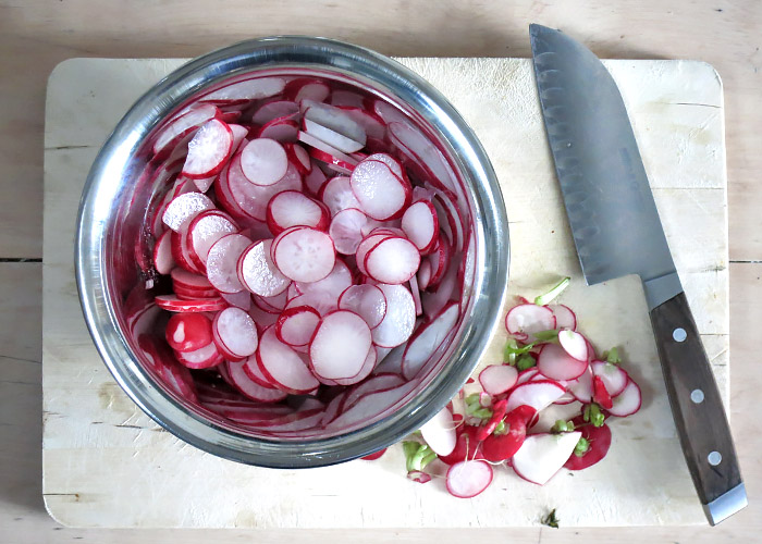 Eingelegte Radieschen-Pickles, süß-sauer mit rosa Pfeffer – DIE SEE KOCHT